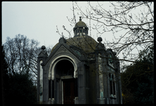 422 Het mausoleum van het familiegraf van Kruyff Bartholomeus & Zn op de begraafplaats Oud-Kralingen aan Laan van ...