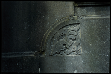 430 Reliëf aan de buitenzijde van het mausoleum van het familiegraf van Kruyff Bartholomeus & Zn op de begraafplaats ...