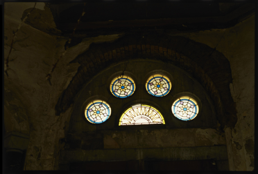 436 Het glas-in-lood raam van het mausoleum van het familiegraf van Kruyff Bartholomeus & Zn op de begraafplaats ...