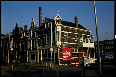 51 Panden van Het Eethuisje van Delfshaven en Café de Ruimte aan de Mathenesserdijk 436-438 in de wijk Tussendijken.