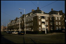 54 Woningen op de hoek van de Brederodestraat en de Huygensstraat in Spangen.