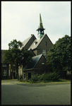 567 Het rooms-katholieke kapucijnenklooster Charlois en kerk van de H.H. Michaël en Clemens aan de Dorpsweg 80-82, met ...