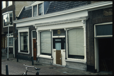 582 Vroeger winkelpand aan de Zuidhoek met huisnummer 27 in Oud-Charlois.