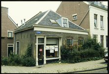 600 Monumentaal voormalig winkelpand gebouwd in 1870 aan de Kaatsbaan 12 op de hoek met de Charloisse Kerksingel in ...