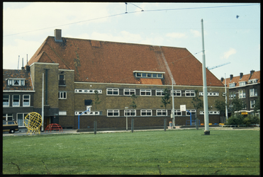 604 Basisschool Het Kompas aan de Spijkenissestraat 15 op de hoek met de Gaesbeekstraat in Tarwewijk.