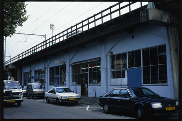 627 Het Hofpleinviaduct met treinspoor gezien vanaf de Vijverhofstraat. Links een politiebus.