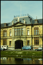 675 Het monumentale Gerechtsgebouw voor de Arrondissementsrechtbank en het Kantongerecht uit 1898 ontworpen door de ...
