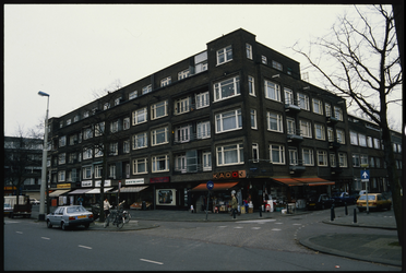 700 Woningen en winkels aan de Stadhoudersweg, hoek Somansstraat in Blijdorp.