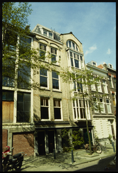 715 Woningen en kantoorruimten aan de Roo-Valkstraat 23 in de Agniesebuurt.