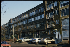 724 Rijksmonument woningblok aan de Schepenstraat even (nummers 44 t/m 58) in Blijdorp. De woningen zijn gebouwd in ...