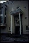77 Kunstwerk op een vrijstaand politiebureau uit 1957 ontworpen door L. Voskuyl van de afdeling Gebouwen van ...