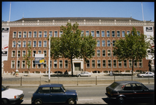 802 Het gebouw van Nationale Nederlanden aan de Schiekade 830, gebouwd tussen 1941-1949 naar het ontwerp van de ...