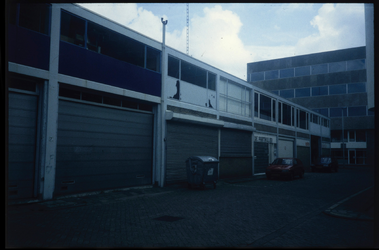 823 Bedrijfsverzamelgebouw op de hoek van de Almondestaat en Zomerhofstraat 52, gerealiseerd in de periode 1961-1964 ...