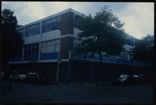 826 Bedrijfsverzamelgebouw op de hoek van de Almondestaat en Zomerhofstraat 52, gerealiseerd in de periode 1961-1964 ...