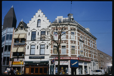 907 Panden van Heijkoop en Café Bonaparte op de hoek van de Nieuwe Binnenweg 113-115 en de Gaffelstraat in het Oude Westen.