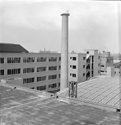 2002-1650 Een schoorsteen op het dak van het nieuwe Beursgebouw aan de Coolsingel.