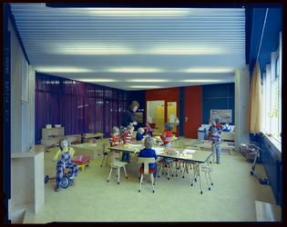 L-10246 Interieur van een kinderdagverblijf met spelende kinderen. Locatie onbekend.