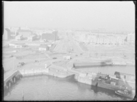 L-1031 Overzicht over de Oudehaven (voorgrond), de Mariniersweg (midden) en omgeving. Rechts de Nieuwehaven met de ...