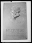 L-1063 Plaquette met daarop een portret van architect W.N. Rose en de tekst 'De raad van Rotterdam besloot in 1854 tot ...