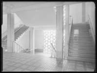 L-1070 Betegelde hal in trappenhuis. Uit een serie over het Lyceum aan het Nachtegaalplein.