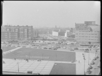 L-1230 Plein 1940 met daarachter de Schiedamsedijk, rechts warenhuis De Bijenkorf, in het midden op de achtergrond de ...