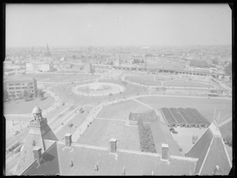 L-1393 Uitzicht vanuit de toren van het stadhuis richting het noorden met zicht op het Hofplein met fonteinen. Links de ...