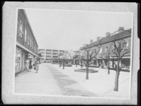 L-1446 Reproductie van foto van winkels en woningen in de Zijpe, Pendrecht. Met ingetekend groenplan.