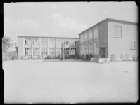 L-1548 Exterieur van de Zuiderparkschool voor GLO (Gewoon Lager Onderwijs) aan de Carnissesingel. Op de voorgrond een ...