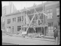 L-1592 Renovatie van de woningen nummer 4-6 aan de Frederikstraat. In het midden werken bouwvakkers op een steiger bij ...