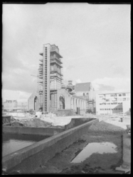 L-1633 De toren van de Sint Laurenskerk staat in de steigers. Op de voorgrond een bouwplaats met planken, rechts ...