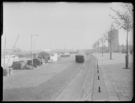 L-1645 De Leuvehaven met rechts de Schiedamsedijk. Links een gebouwtje van N.V. Reederij West-Friesland Smits. Op de ...