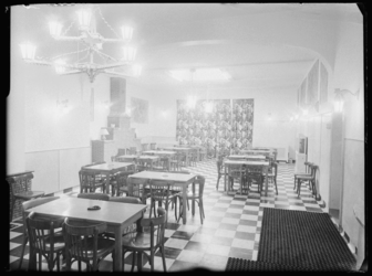 L-1794 Kantine van het Openbaar Slachthuis aan de Boezemstraat. In de kantine tafels, stoelen en een schouw. Bij de ...
