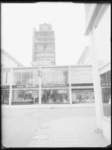 L-1871 Winkels in de Hoogstraat met op de achtergrond de toren van de Laurenskerk die in de steigers staat. In het ...