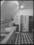 L-1872 Donkere kamer van de Fototechnische Dienst. Links spoelbakken, een bak met chemicaliën en een vergroter met ...