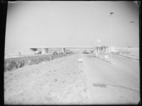 L-1895 Viaduct aan de Doenkade met rechts een Shell-benzinestation van Broedelet Rotterdam.
