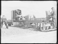 L-1923 Bouwvakkers storten beton bij de aanleg van de Vliegveldweg.