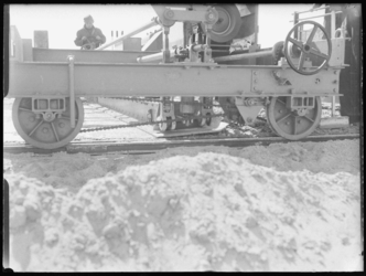 L-1924 Bouwvakkers storten beton bij de aanleg van de Vliegveldweg.