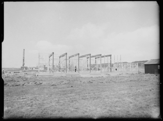 L-1934 Nieuwbouw in de Digna Johannapolder in Hoogvliet. Links op de achtergrond een bouwkeet en heimachine. Rechts op ...