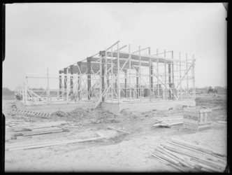 L-1935 Nieuwbouw in de Digna Johannapolder in Hoogvliet. Op de achtergrond staan bouwketen en een betonmolen.