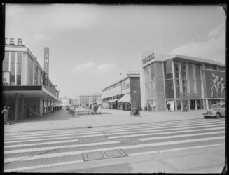 L-1950 De Lijnbaan met links theater Lumiere en rechts bioscoop Thalia. Links van Thalia staat op een luifel 'Stamps'. ...