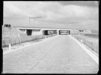 L-199 Spoorviaduct over de nieuwe Hoofdweg van Rotterdam naar Gouda. Achter het viaduct wordt nog gewerkt aan de weg.
