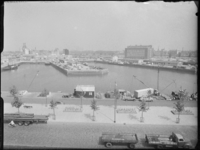 L-1991 De Leuvehaven met rechts de Rederijhaven en links de Bierhaven. Op de voorgrond de Schiedamsedijk. Op de kade ...