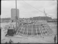 L-2026 Bouwvakkers storten beton bij de bouw van het Nationaal Koopvaardijmonument De Boeg. Op de achtergrond de ...