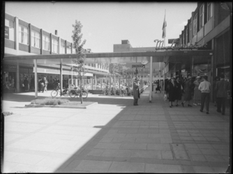 L-2046 Winkelcentrum de Lijnbaan met rechts de winkel M. Laimböck.