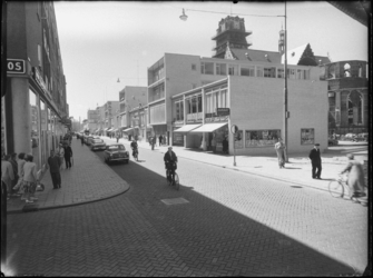 L-2048 Straatbeeld van de Hoogstraat met van rechts naar links juwelier Leen van Es, kledingzaak Strooband en een ...