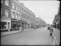 L-2050 Winkels en woningen aan de Noordmolenstraat met van links naar rechts winkels van Van Herpen, Kuylenburg en ...