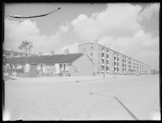 L-2124 Woningbouw aan de Kerwervesingel, met op de achtergrond een flatgebouw.