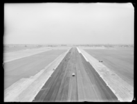 L-2132 Luchtfoto van werkzaamheden bij de asfaltering van een baan voor vliegveld Zestienhoven.
