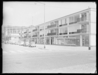 L-2152 Woningen boven winkels aan de Karel Doormanstraat met rechts eetsalon Moonen. Op de voorgrond de Van ...