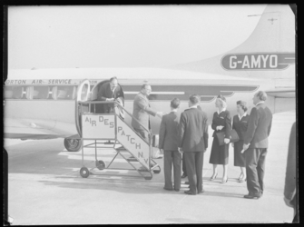 L-2242 Aankomst op vliegveld Zestienhoven van een Dove G-Amyo vliegtuig van de Engelse luchtvaartmaatschappij Morton ...